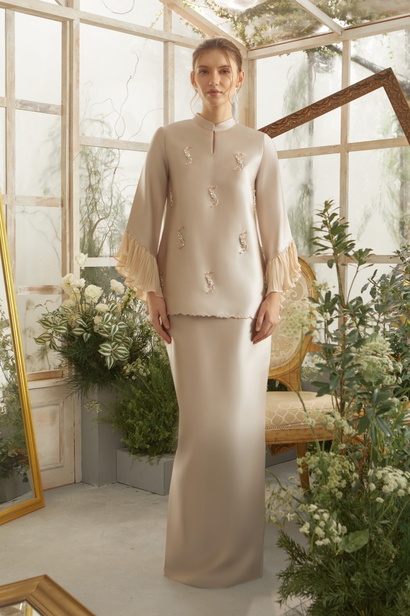 ESME KURUNG IN CHAMPAGNE